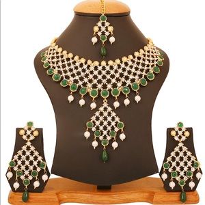 Gold Green Faux Emeralds/Pearls Necklace Set